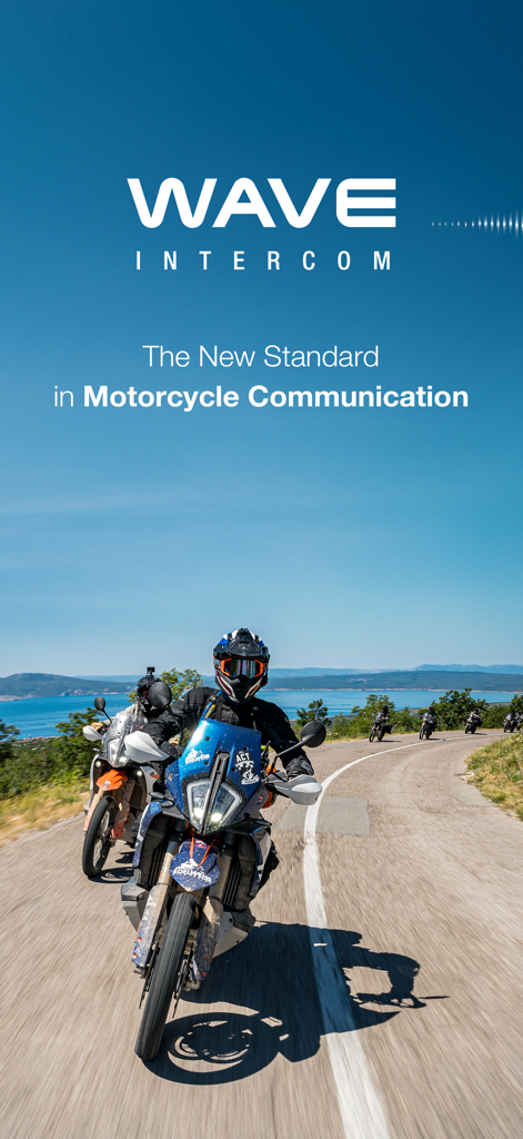 Groupe de motocyclistes roulant sur une route côtière pittoresque avec le logo WAVE Intercom.