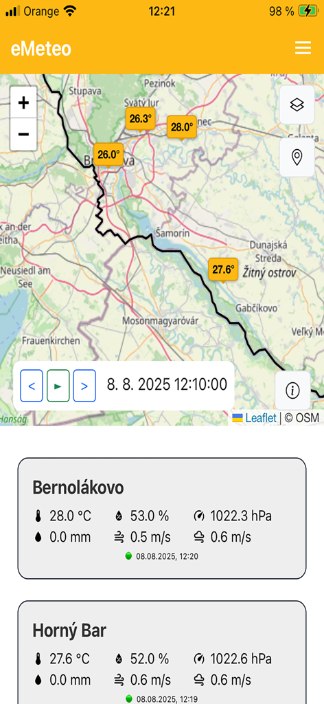 Interface do aplicativo eMeteo mostrando um mapa meteorológico da Eslováquia com sobreposições de temperatura e dados detalhados de estações meteorológicas locais
