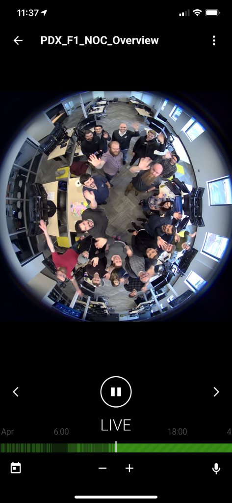 Piko VMS - Live-Fisheye-Sicherheitskamera-Feed eines Büroteams in Piko VMS
