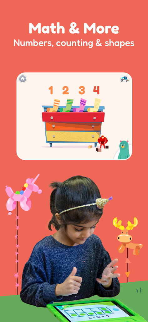 Niño aprendiendo matemáticas y formas usando la aplicación educativa Khan Academy Kids