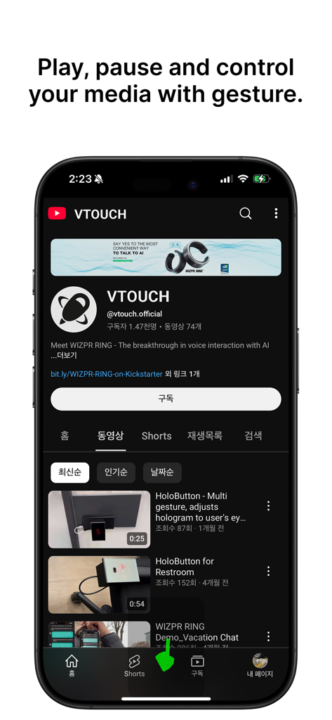 Spatial Touch™ - Pantalla de smartphone que muestra la interfaz de la aplicación Spatial Touch con un titular sobre el control de medios con gestos aéreos.