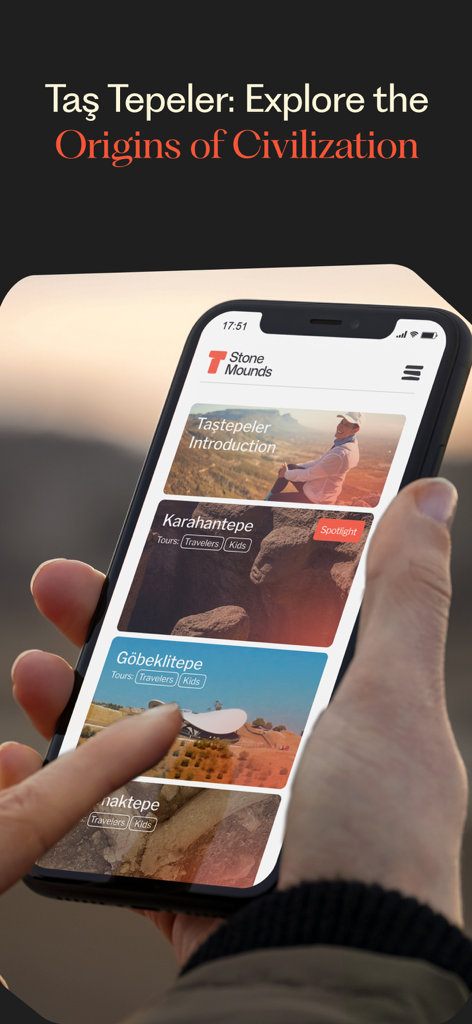 StoneMounds - Mão segurando um smartphone exibindo o menu do aplicativo StoneMounds com sítios Neolíticos como Gobeklitepe e Karahantepe