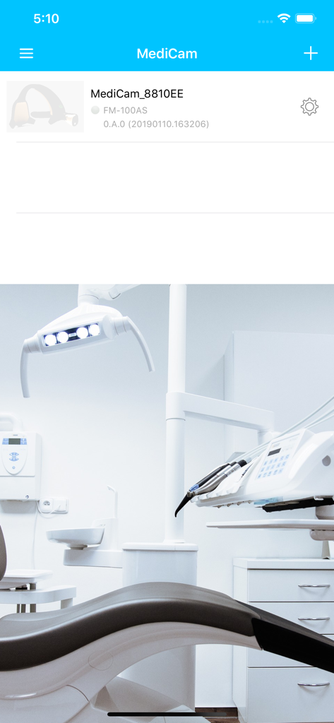 MediCam App Dashboard, das ein verbundenes medizinisches Kameragerät mit modernem Hintergrund einer Zahnklinik anzeigt
