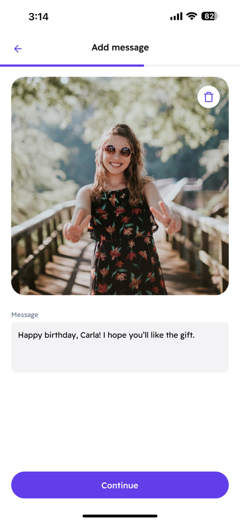 Interface pour ajouter une photo personnalisée et un message d'anniversaire à une carte cadeau électronique dans l'application YAY Moments.