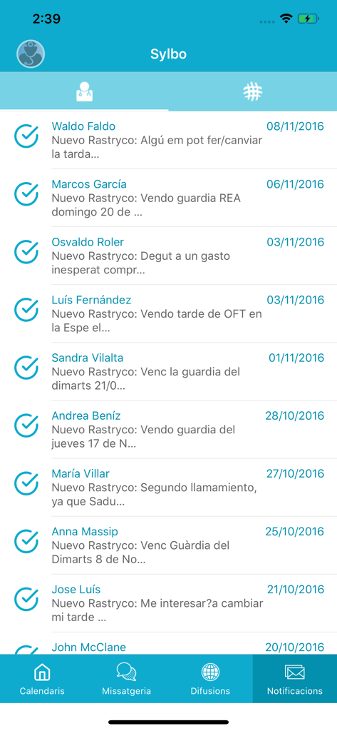 Pantalla de notificaciones de la aplicación móvil Sylbo mostrando una lista de solicitudes de intercambio de turnos y alertas profesionales para personal de salud.