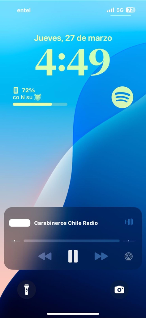 Radio Carabineros de Chile - iPhone lock screen showing the Radio Carabineros de Chile media player widget active