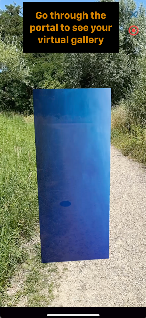 Un portal de realidad aumentada que aparece sobre un camino exterior para acceder a una galería de fotos virtual.