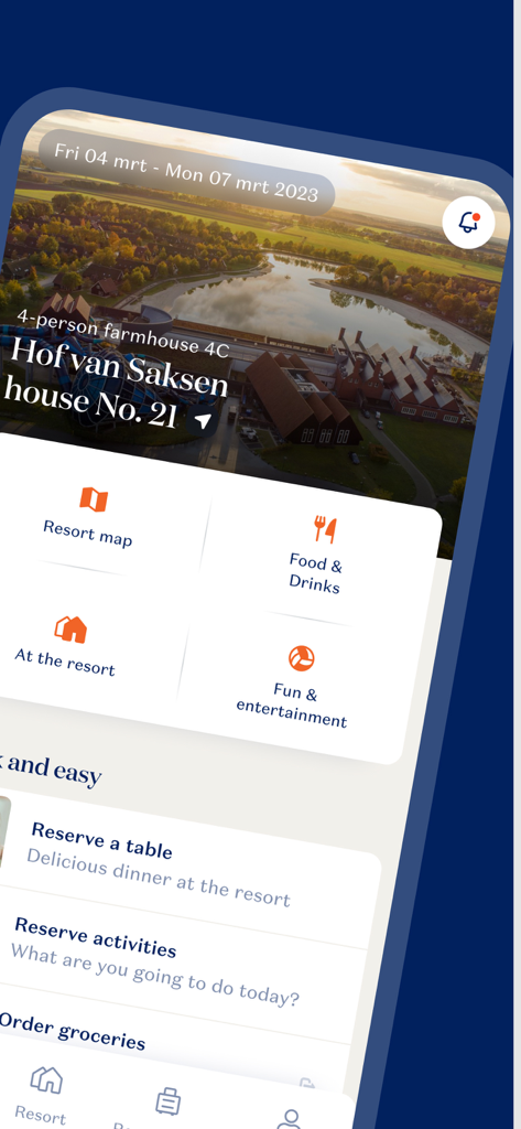Interfaz de la app móvil Hof van Saksen que muestra detalles de reserva del resort e iconos de navegación para instalaciones y gastronomía