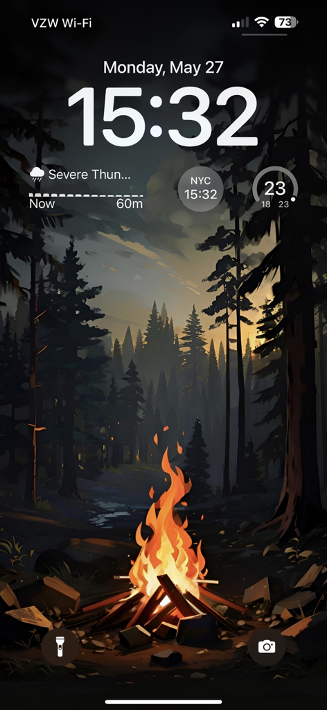 Live Wallpaper 4K & Background - 暗い森のイラストの中の居心地の良いキャンプファイヤーを4Kライブ壁紙として表示するiPhoneロック画面