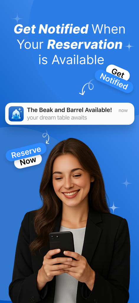 Une femme souriante tenant un smartphone recevant une notification instantanée qu'une réservation de repas Disney est disponible