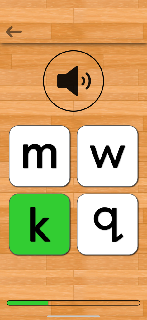 English 101 - Learn to Write - Una pantalla de cuestionario interactivo para aprender letras en inglés con soporte de pronunciación de audio.