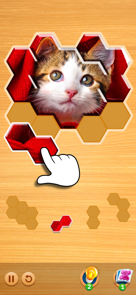 Uma mão arrastando uma peça de quebra-cabeça hexagonal para completar uma imagem de um gatinho fofo em um fundo de madeira.