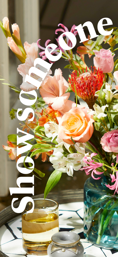 Bloom & Wild - Flowers & Gifts - Bloom and Wild 앱에서 만든 화려한 손꽃다발과 파란색 꽃병.