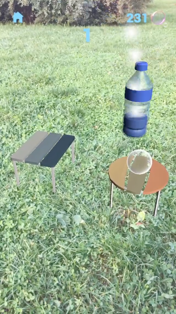 Jeu de lancer de bouteille en réalité augmentée montrant une bouteille virtuelle et des meubles sur de l'herbe.