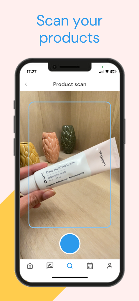 Une personne utilisant l'application Clear pour scanner un tube de produit de soin de la peau pour le suivi de sa routine.