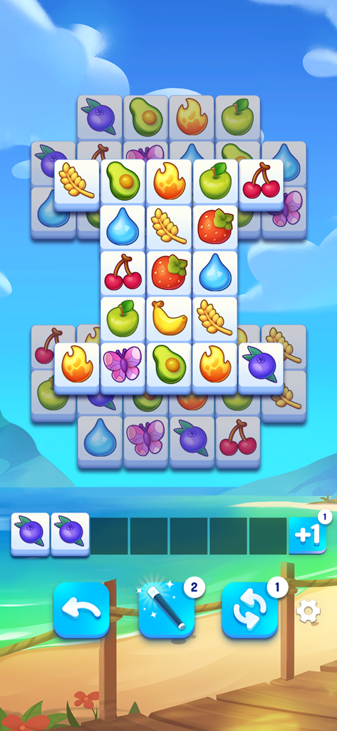 Triple Tileで果物のタイルが重なったパズル盤面とお助けアイテム