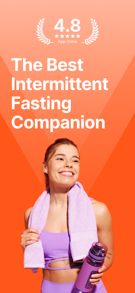 Una mujer sonriente con ropa de gimnasia morada sosteniendo una botella de agua con una toalla alrededor de su cuello bajo el texto El Mejor Compañero de Ayuno Intermitente