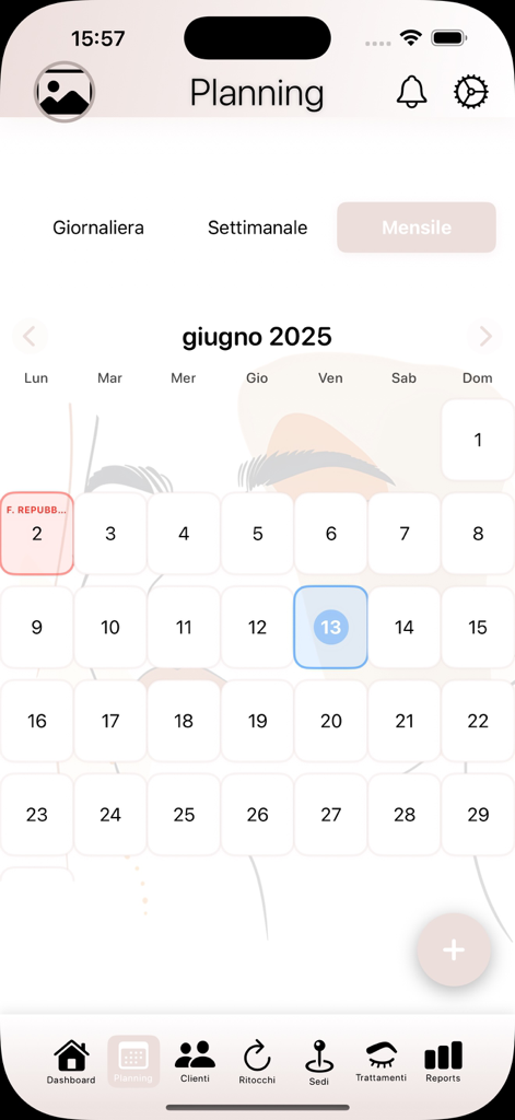 Vue du calendrier mensuel dans l'application MyPMU pour planifier les rendez-vous de maquillage permanent.