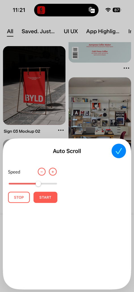 Auto Scroll | Web - Interfaz de la extensión Auto Scroll Safari en un iPhone que muestra el control deslizante de ajuste de velocidad y los controles de inicio/parada sobre una página web.