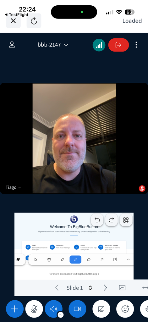 Interfaz de la aplicación móvil BigBlueButton mostrando una transmisión de video en vivo y una diapositiva de presentación educativa