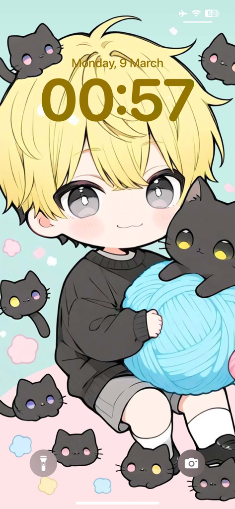 Shimeji Pets on Screen Kawaii - Un lindo chico anime chibi sosteniendo una bola de lana azul con varios gatos negros pequeños en una pantalla de bloqueo
