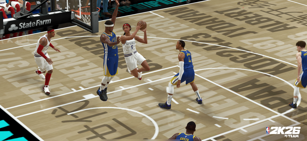 NBA 2K26 MyTEAM - NBA 2K26 MyTEAM 모바일 농구 게임에서 골대로 돌진하는 WNBA 선수