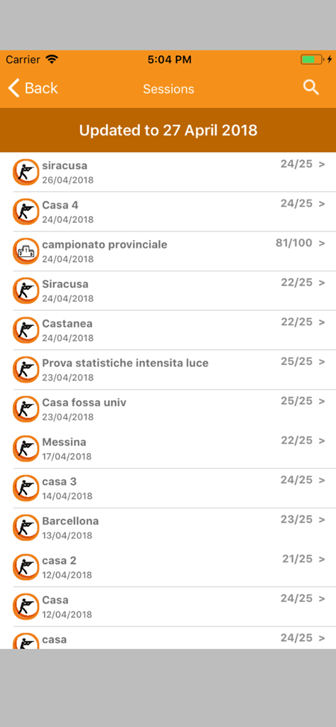 Une liste de séances d'entraînement de tir à la fosse et de scores de compétition dans l'application TrapTrainer.