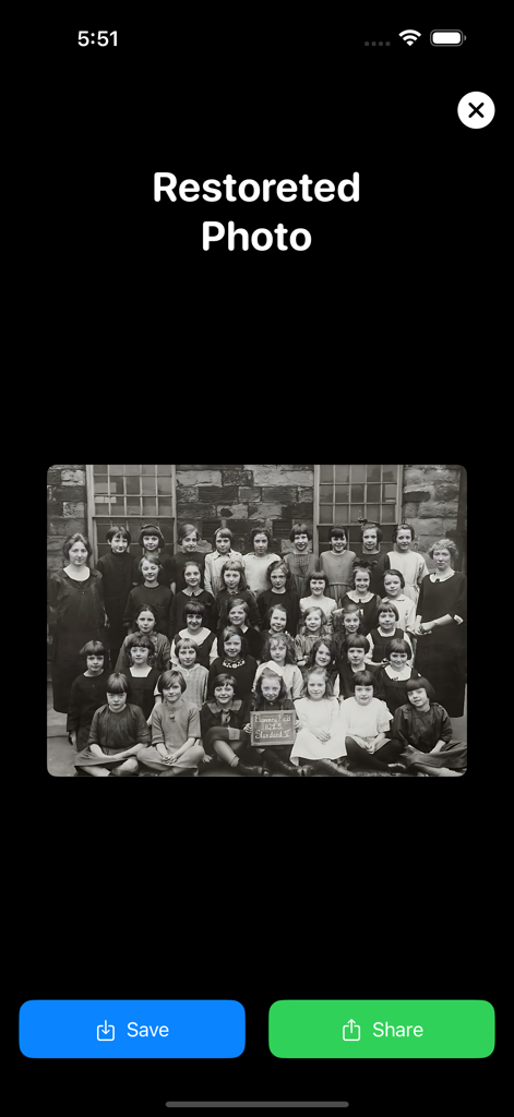 AI写真修復アプリのインターフェース内で修復されたヴィンテージの白黒学校集合写真と、保存および共有オプションが表示されています。