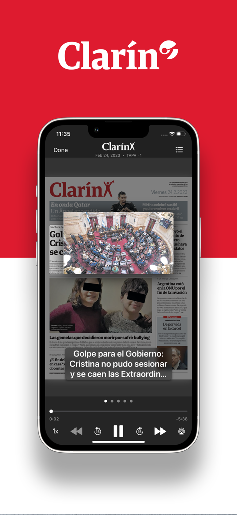 Smartphone mostrando la interfaz de la app Kiosco Clarín con un diseño de periódico digital y funciones de reproducción de video