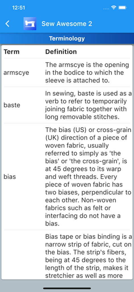 Sew Awesome 2 - Una captura de pantalla de la aplicación Sew Awesome 2 que muestra un glosario de terminología de costura con definiciones de términos como sisa, hilvanar y bies.