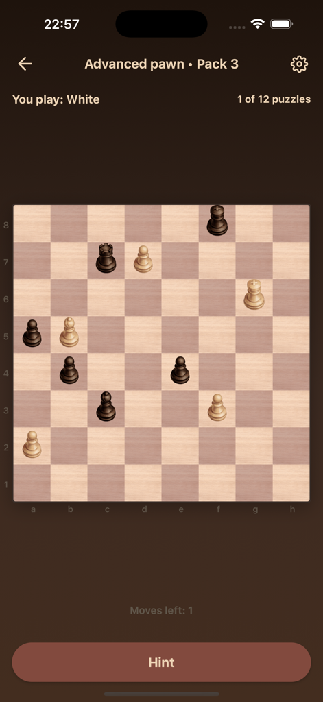 Chess Pro: vs AI & 2 Player - Interfaz de la aplicación Chess Pro que muestra un puzle táctico de peones avanzado.