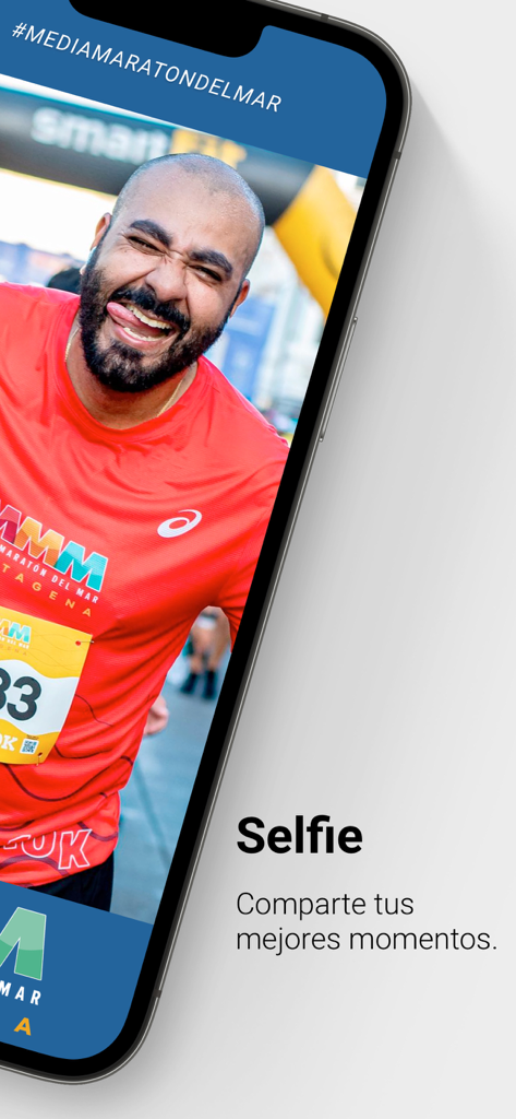 A runner taking a selfie and sharing race moments on the Media Maraton del Mar app