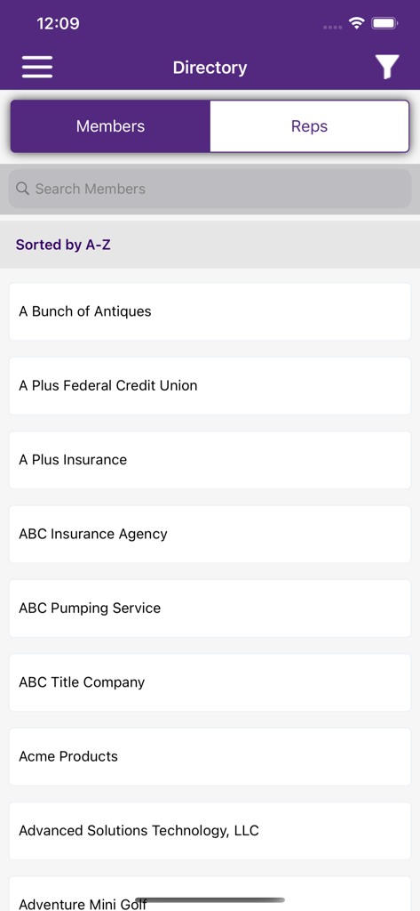 MemberPlus - Ein mobiler Bildschirm der MemberPlus-App, der ein alphabetisches Verzeichnis von Geschäftsmitgliedern mit einer Suchleiste und einer Filteroption anzeigt.