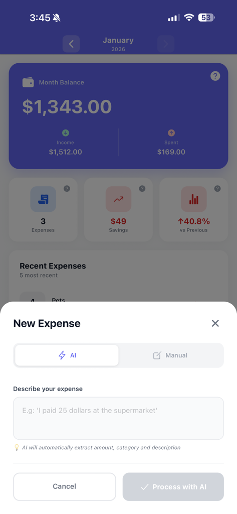 Money Track AI Dashboard mit Saldoübersicht und konversationellem KI-Ausgabenerfassungsmodal.