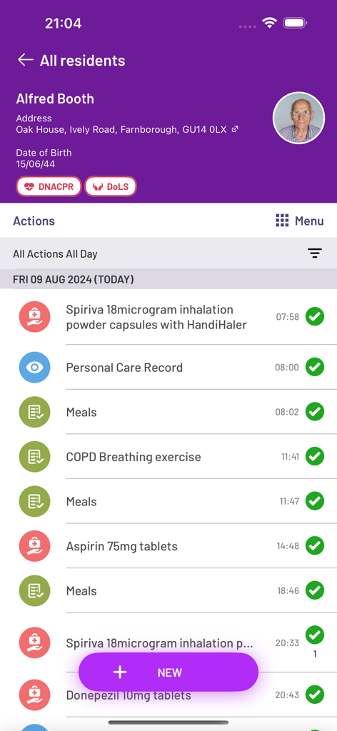 Interfaccia dell'app sanitaria professionale che mostra un profilo del residente e un elenco di attività di assistenza giornaliera completate, inclusa la somministrazione di farmaci e i pasti.