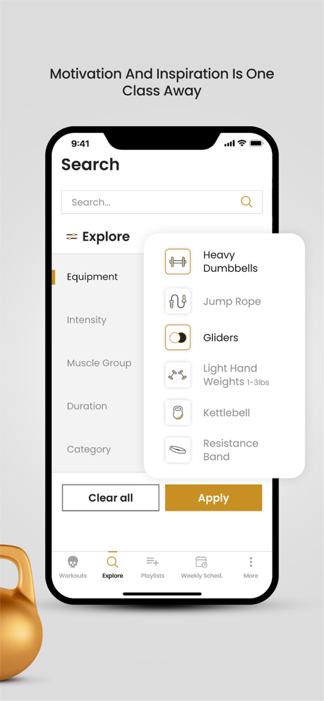 Interfaz de la aplicación de fitness de Christa DiPaolo que muestra un filtro de entrenamiento para equipo como mancuernas y pesas rusas.