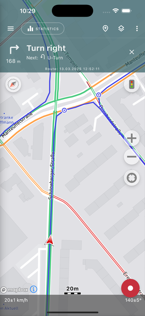 Geo Tracker - GPS Tracker - Geo Tracker App-Navigationsbildschirm zeigt eine Route auf einer Karte mit Abbiegehinweisen und Geschwindigkeitsstatistiken