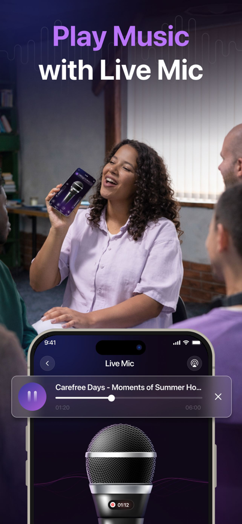 Mic to Speaker - Megaphone - Uma mulher usando o aplicativo Mic to Speaker para falar sobre música em um ambiente social.