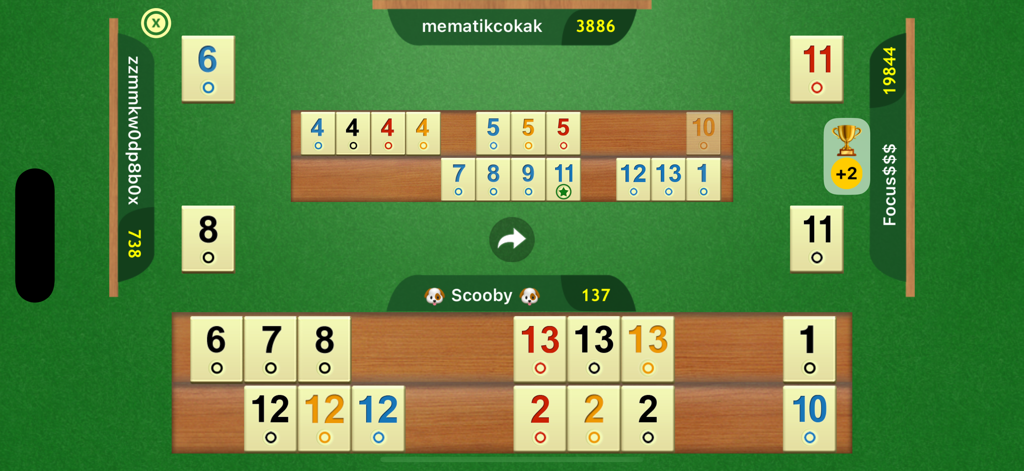 Okey Online - Juego de mesa Okey digital con fichas numeradas en soportes de madera sobre una mesa de fieltro verde