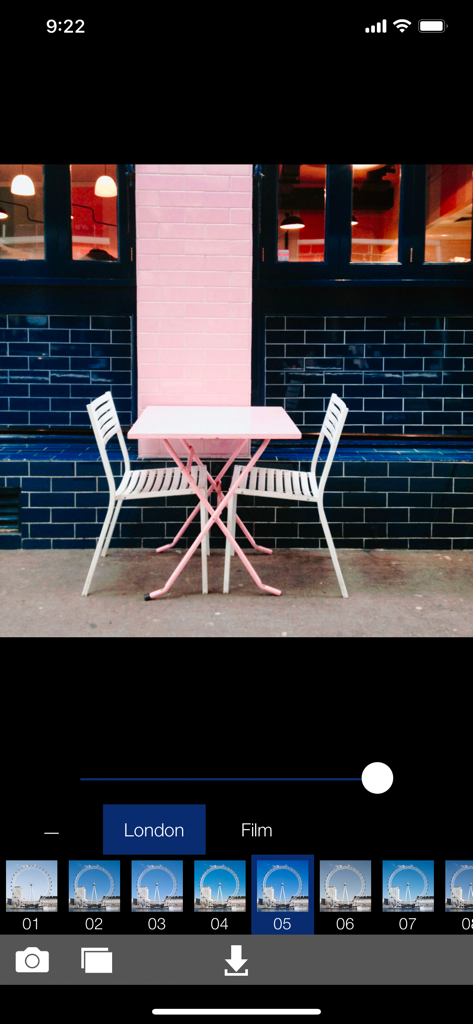 Interfaccia dell'app Analog London che mostra la foto di un tavolo rosa con filtri in stile pellicola e strumenti di editing