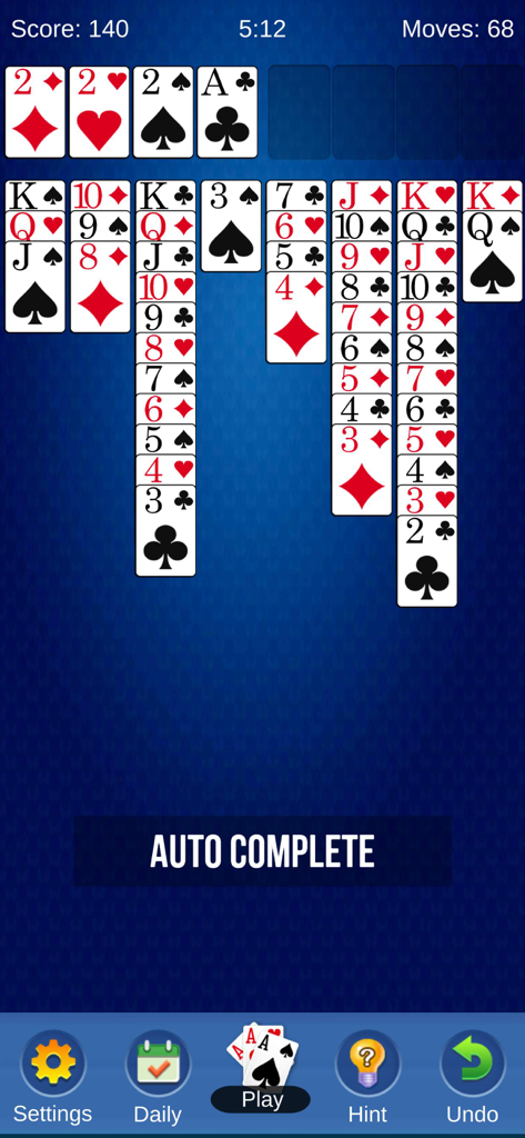 Interfaz de juego de Spider Solitaire que muestra columnas de cartas e iconos de navegación sobre un fondo azul.