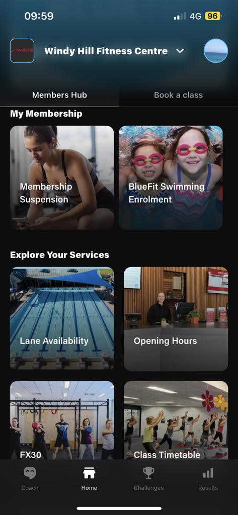 BlueFit Health Club - Panel de la aplicación móvil BlueFit Health Club que muestra servicios para miembros como reserva de clases y disponibilidad de carriles
