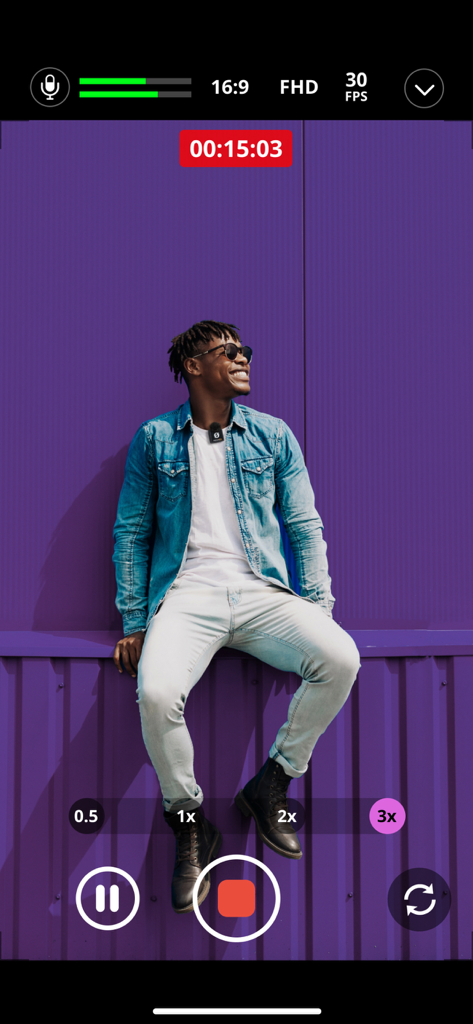 Ein Screenshot der RODE Capture App-Oberfläche, der eine Videoaufnahme eines Mannes mit Audiopegelanzeigen und Kameraeinstellungen zeigt.