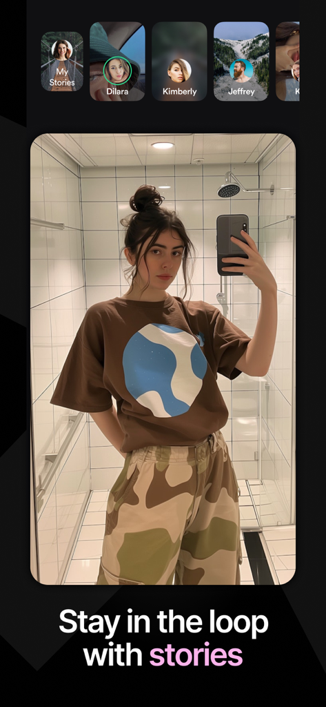 Interfaz de la aplicación MatchPub que muestra historias de usuarios y una mujer joven haciéndose una selfie en el espejo.