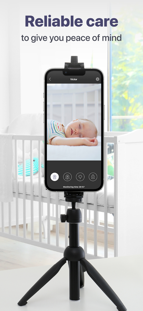 Uno smartphone su un treppiede utilizzato come baby monitor che mostra un neonato che dorme in una cameretta