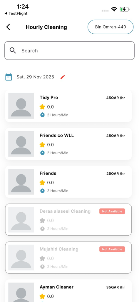 A2M Serve - カタールでの時間単位の清掃サービス提供者のリスト、価格と評価を表示するモバイルアプリインターフェイス