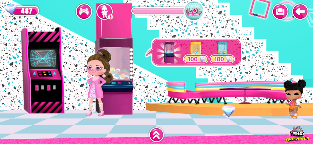 LOL Surprise Tweens 게임에서 인형 캐릭터가 아케이드 클로 머신 옆에 서서 깜짝 선물을 잠금 해제하는 모습.