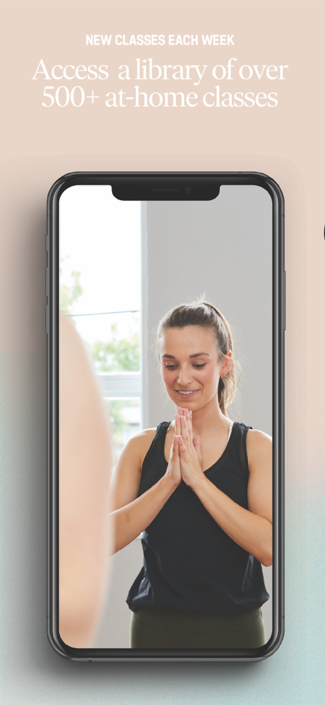 Una pantalla de smartphone mostrando la app de fitness CorePlus Connected con un instructor en una pose de yoga