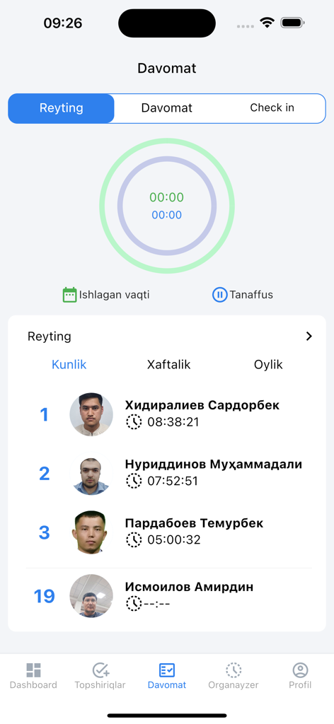 Smart Officе - Une interface mobile pour l'application Smart Office montrant un classement d'équipe avec les heures de travail et le suivi de la présence quotidienne.
