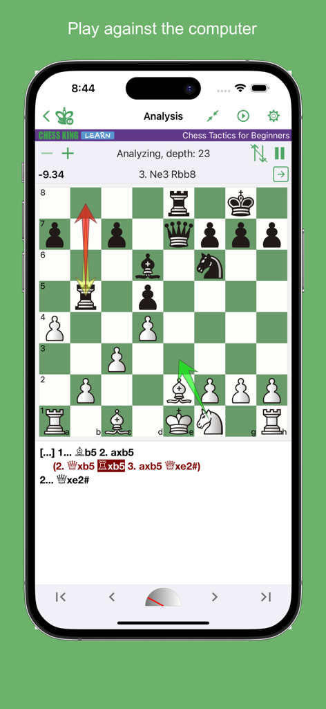 Chess King - Learn to Play - Mobilbildschirm, der eine Schachanalyse mit taktischen Pfeilen auf dem Brett zeigt